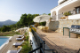 Terraza con barbacoa y zona de piscina debajo