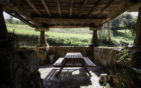 Banco de madera bajo el hórreo