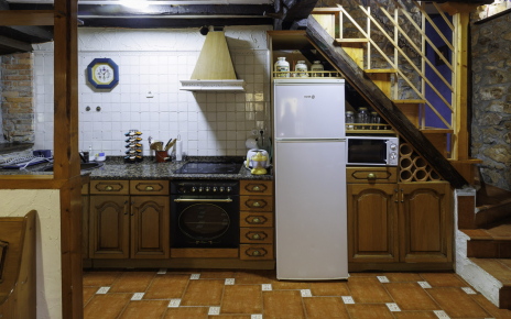 Cocina y escaleras a primera planta