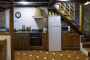 Cocina y escaleras a primera planta