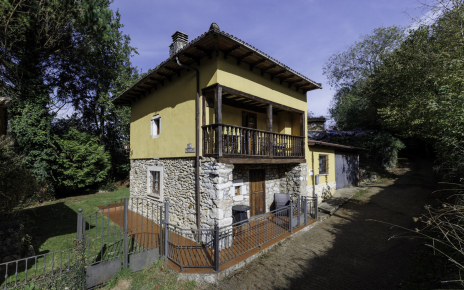 La casa esta distribuida en dos plantas junto garaje privado