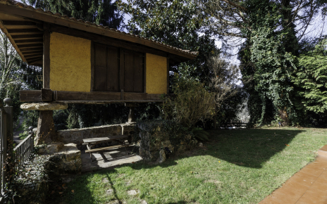 Zona para sentarse bajo el horreo