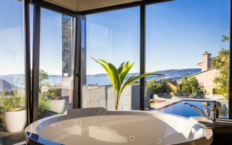 Jacuzzi with sea views