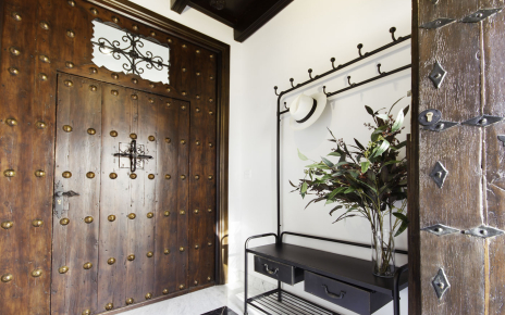 Entrada principal desde la calle a la casa