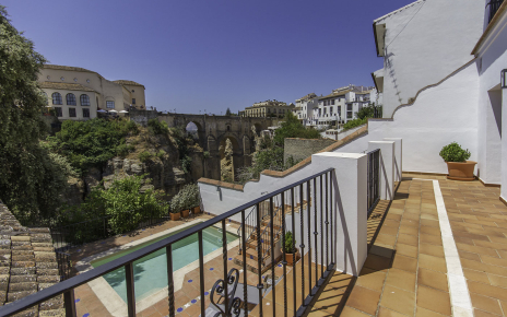 Terraza de primera planta con escaleras a zona de piscina