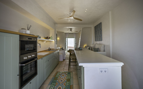 Una cocina encantadora con acceso a terraza