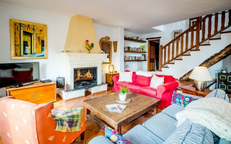 Amplia sala de estar (ahora con estufa en vez de chimenea abierta)