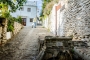 Agua de manantial en la calle debajo de su casa rural(sin tráfico)