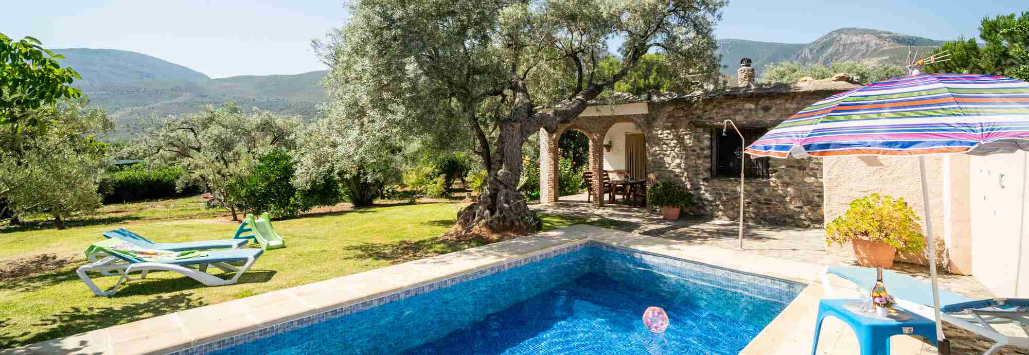 Casa rural en parcela privada de olivos con piscina privada, en Alpujarras