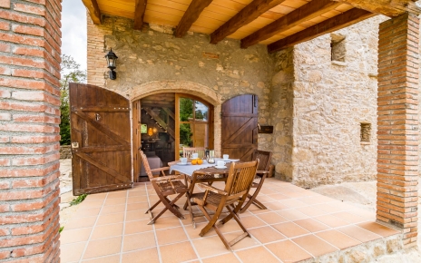 Porche junto a su casa para comidas al aire libre