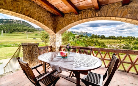 Mesa y 6 sillas en el porche