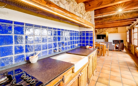 Cocina bastante simple conduce a la sala de estar