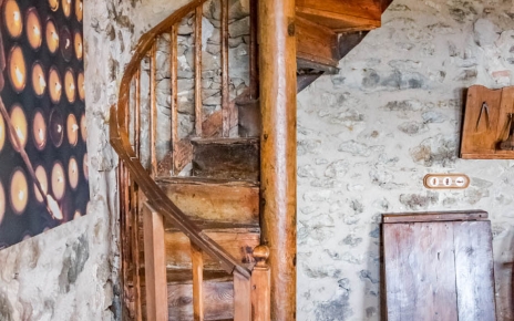 La escalera de madera al primer piso es estrecha y empinada 