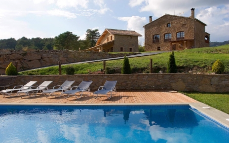 La propiedad a la derecha, un fácil paseo hasta la piscina al aire libre
