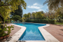 La piscina cuenta con escalones