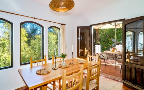 Indoor and outdoor dining facilities