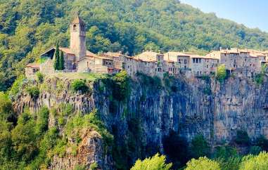 Walking among volcanoes in La Garrotxa