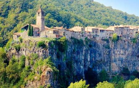 Walking among volcanoes in La Garrotxa